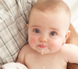 宝宝嘴里溢出乳汁